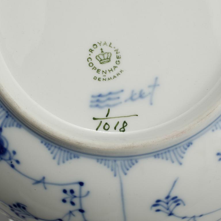 SERVISDELAR, 26 delar, porslin, "Musselmalet", Royal Copenhagen, 1900-talets andra hälft.