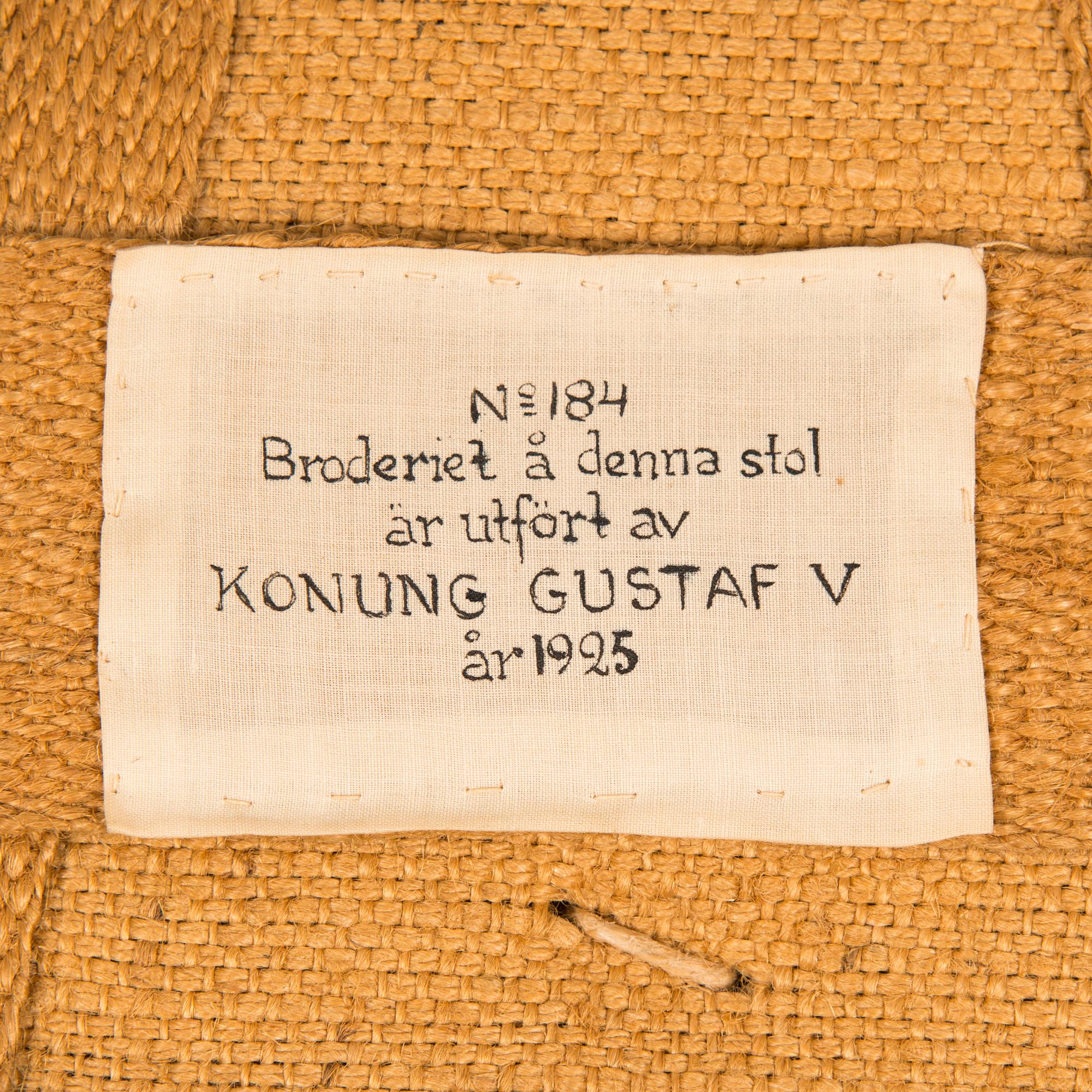 Karmstol, tillhört drottning Viktoria, Solliden, sits med broderi av Gustav V. Sannolikt Italien, 1800-tal.