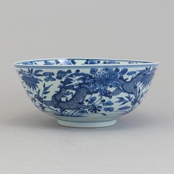 A blue and white porcelain bowl, Qing dynasty, late 19th century.