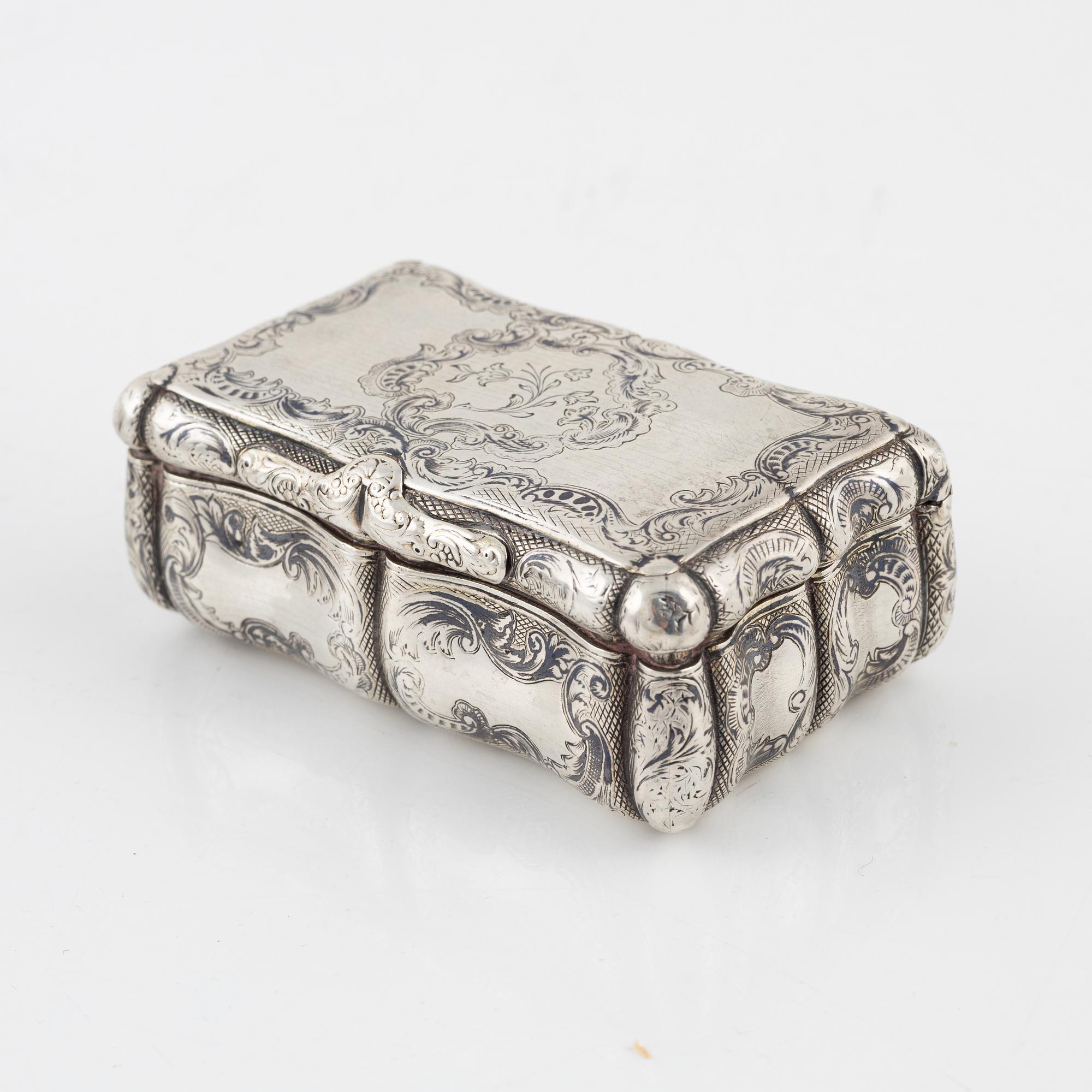 Saltkar, ett par, samt dosa, silver, Moskva 1845-47.