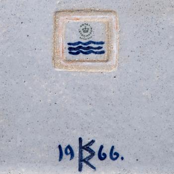 RELIEF, stengods, Knud Kyhn, Royal Copenhagen 1966, monogramsignerad i godset, även a tergo.