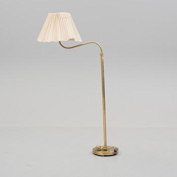 GOLVLAMPA, modell 2368/2148, "Stora Kamelen", Josef Frank, Firma Svenskt Tenn.