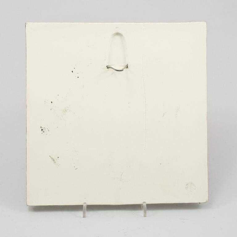 VÄGGRELIEF, vit stengodslera, ur serien "Fjärilsplattor", Gustavsberg, 1972-1974.