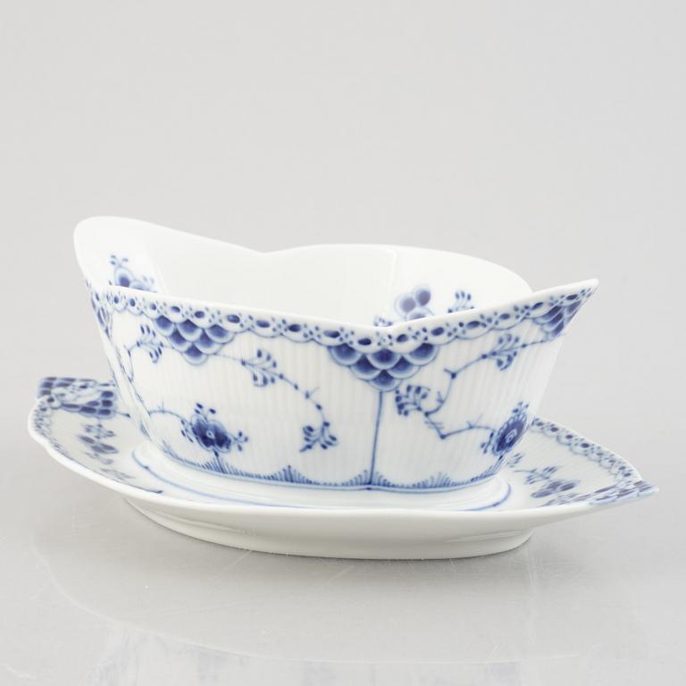 A 'Blue Fluted half lace' / 'Musselmalet' porcelain sauce boat, Royal Copenhagen, model 589, 1962.