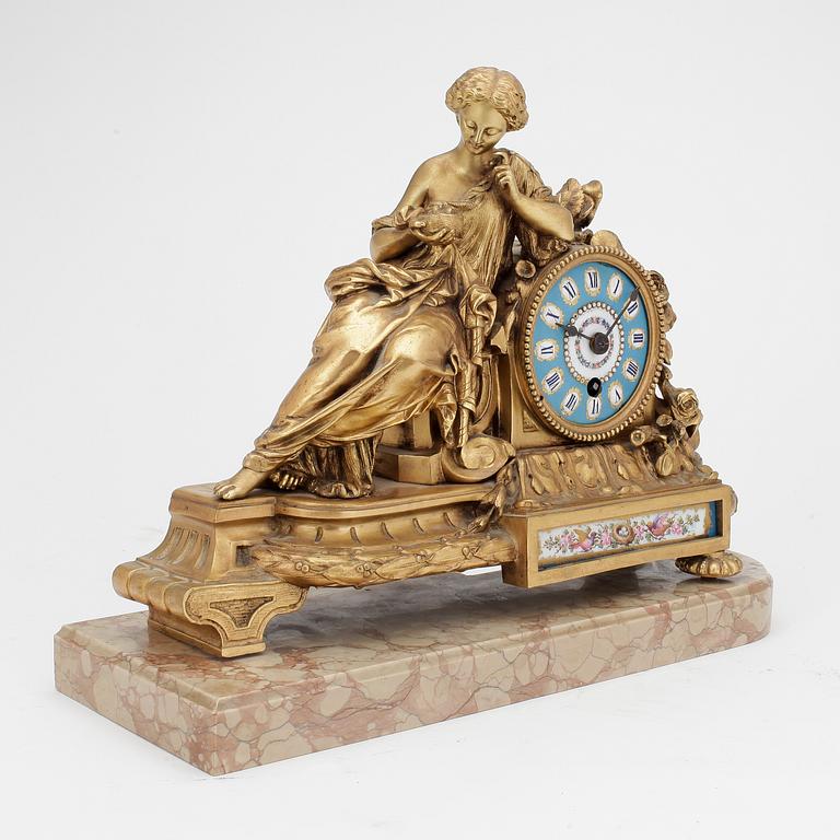 BORDSPENDYL, Louis XVI-stil, omkring 1900.