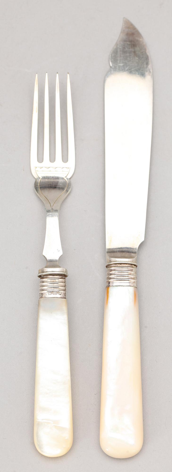 FISKBESTICK, 12 st, silver och pärlemor, William Hutton & Sons, London 1908/09.