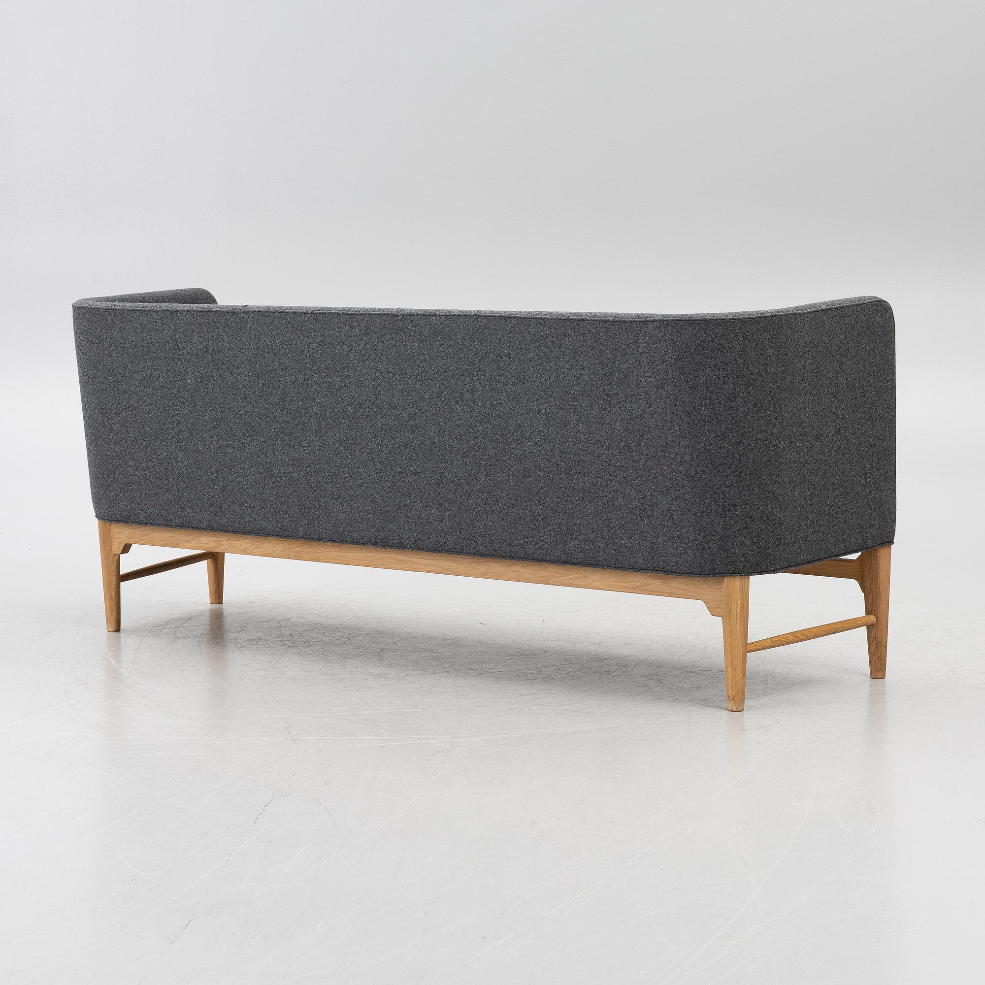 Arne Jacobsen, & Flemming Lassen, Soffa, ”Mayor AJ5”, &Tradition, Danmark, 2000-tal.