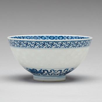 843. A blue and white bowl, Qing dynasty with Guangxus mark and period (1875-1908).