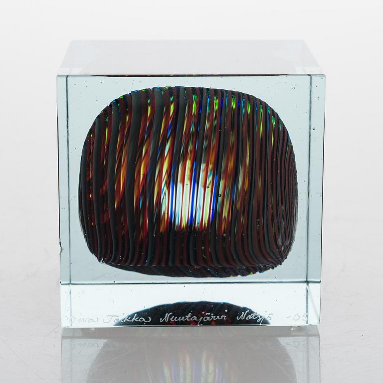 OIVA TOIKKA, A special glass cube, signed Oiva Toikka Nuutajärvi Notsjö -05.