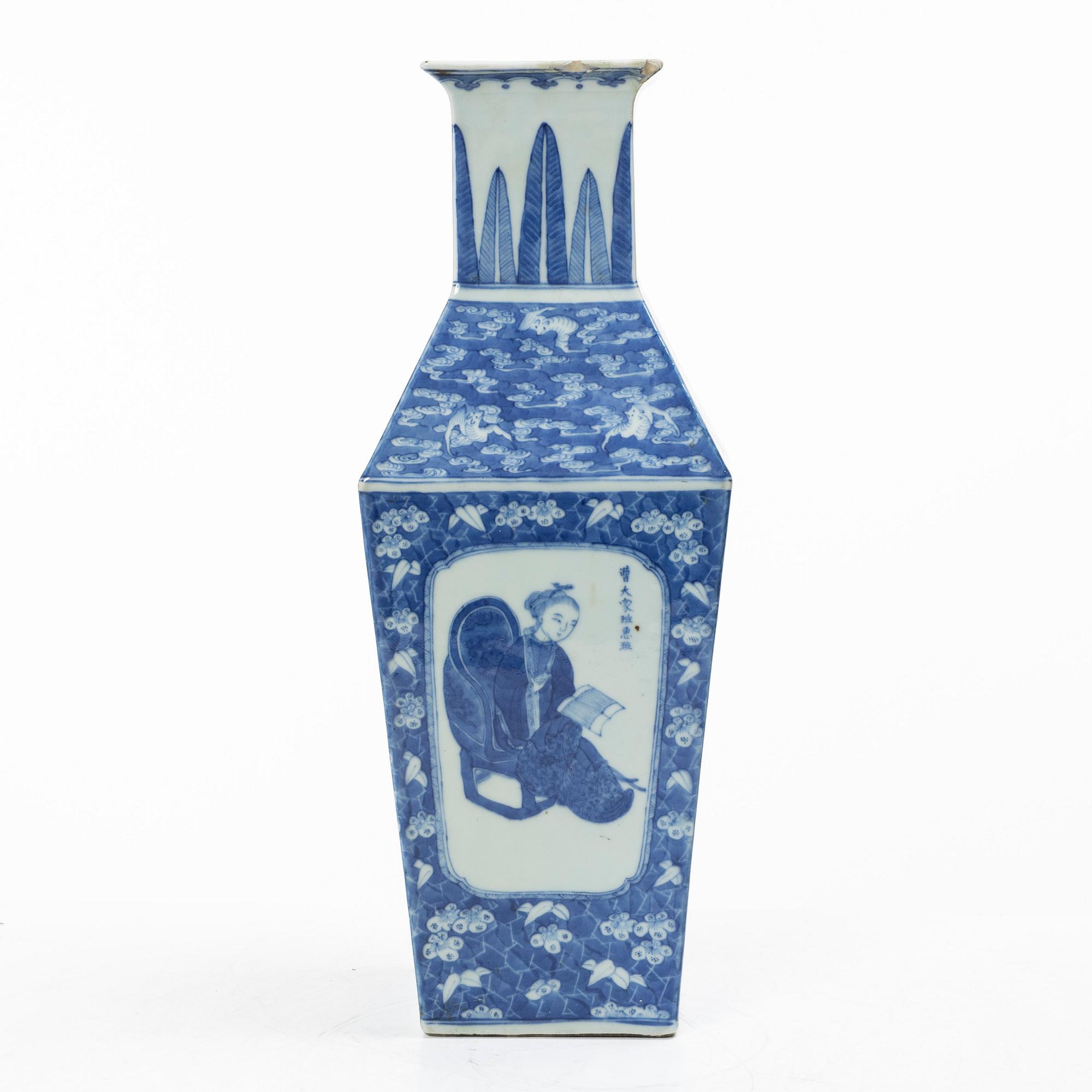 A blue and white porcelain vase, China, 19th century.