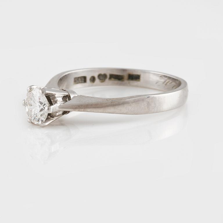 RING, 18K vitguld med briljantslipad diamant 0.51 ct, Rune Thorell, Stockhollm, 1975. Vikt 3,9 gram.