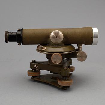MÄTINSTRUMENT på tripod, 1900-talets mitt.