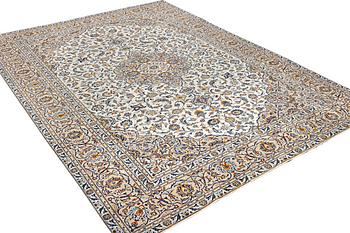 A Kashan carpet, c. 392 x 290 cm.