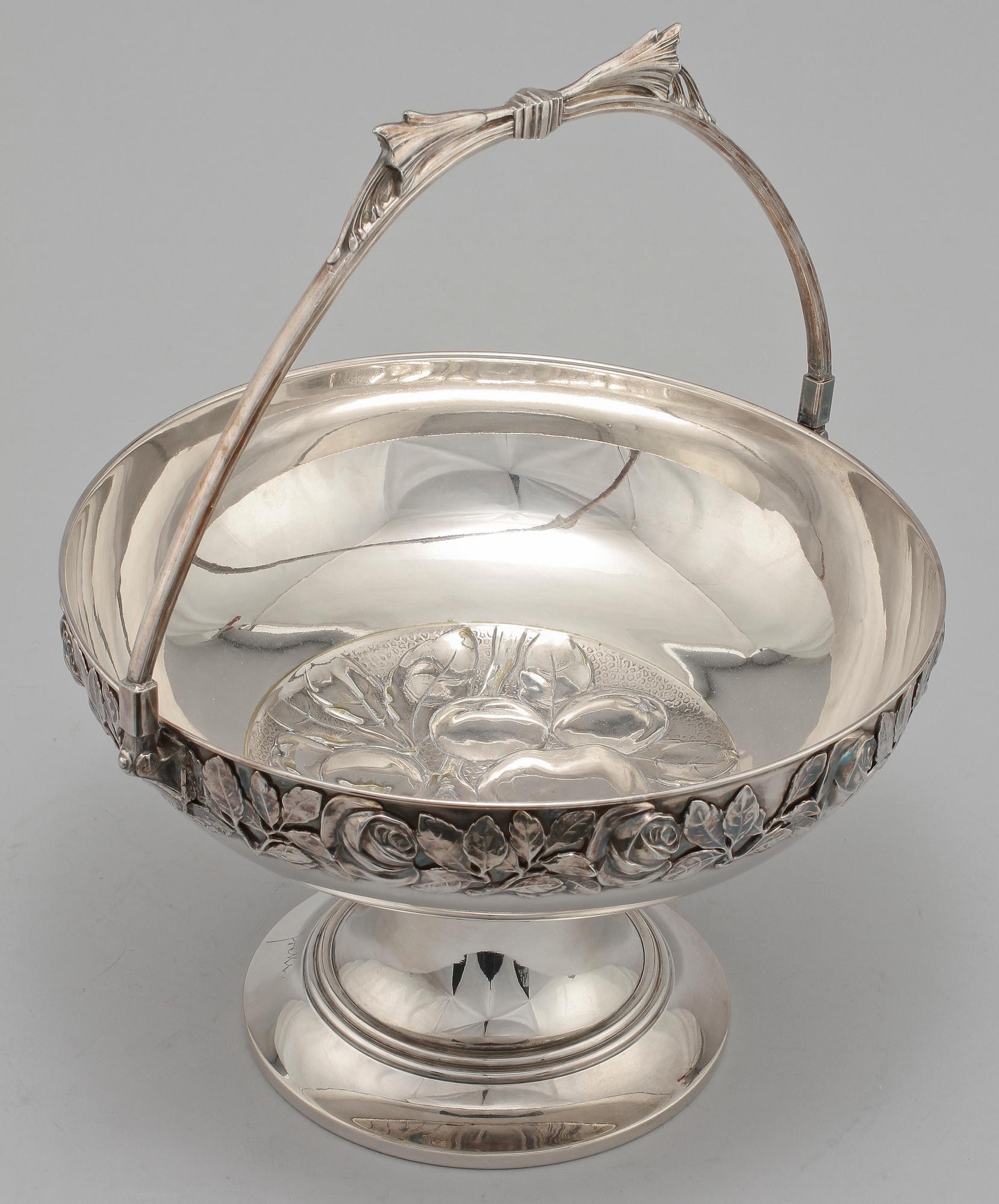 SKÅL PÅ FOT samt UPPSATSSKÅL, omkring sekelskiftet 1800/1900.