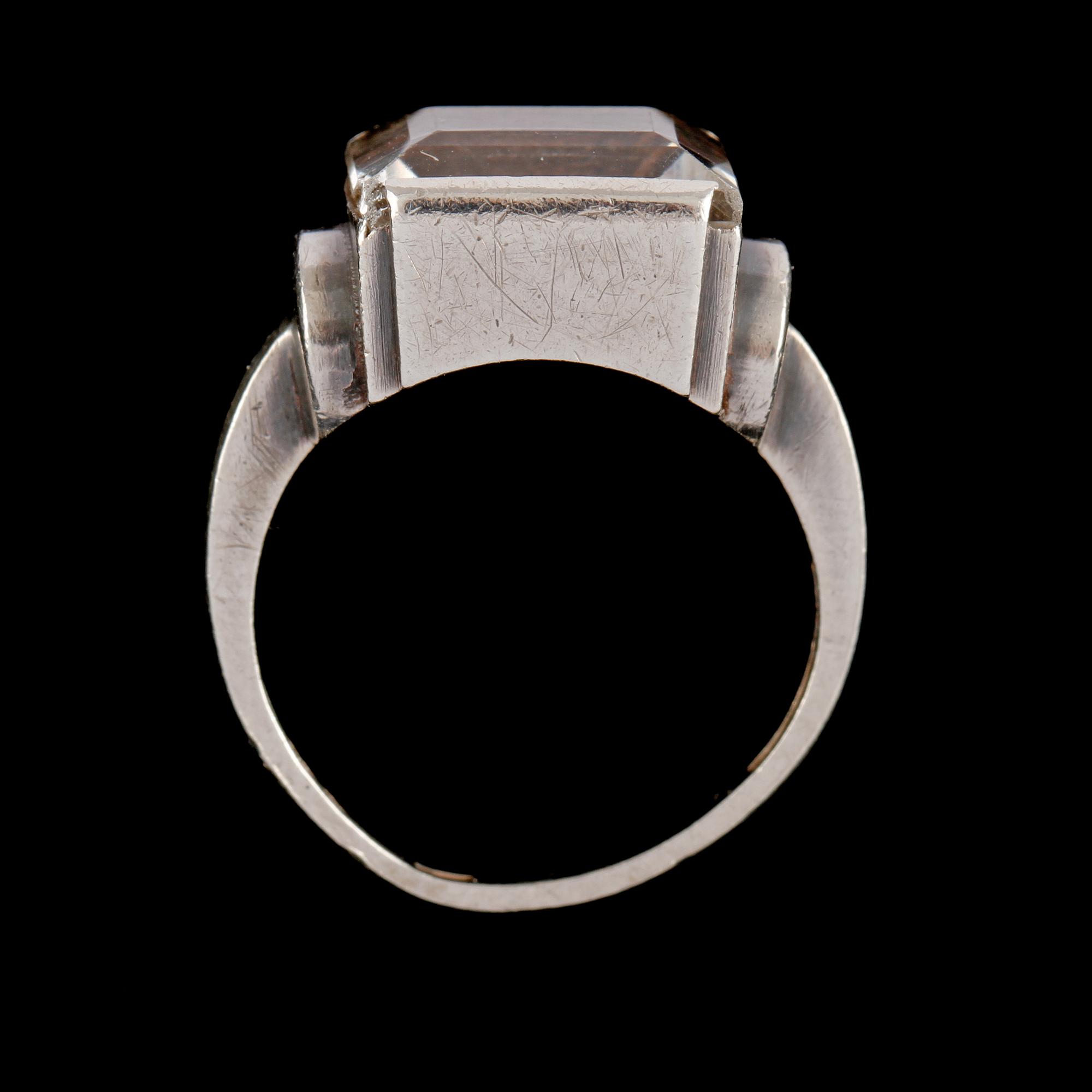 RING, silver med fasettslipad bergkristall, Stigbert, Stockholm, 1950. Vikt 5,9 g.