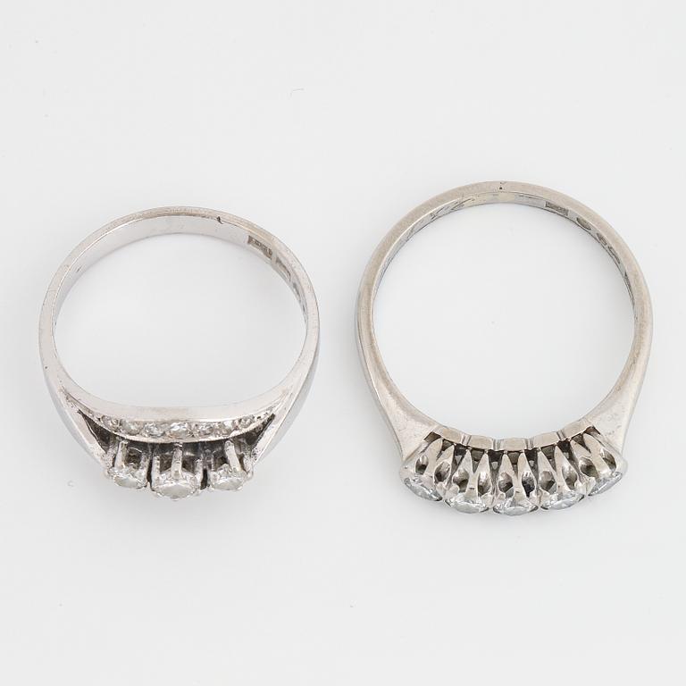 Two diamondrings.