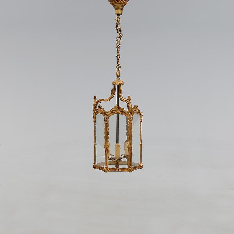 TAKLYKTA, rokokostil, 1900-talets första hälft. Höjd 54 cm.