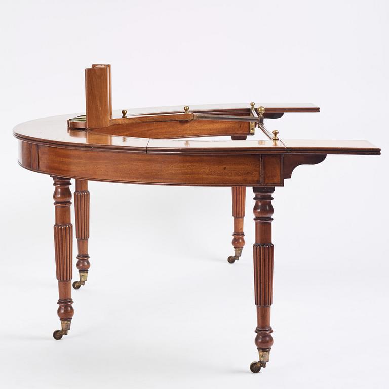 A Regency mahogny hunt table in the manner of Gillows, first part of 19th century.