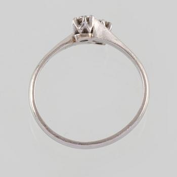 RING, platina med 2 briljantslipade diamanter, CG Hallberg, Stockholm, 1950. Vikt 2,6 gram.