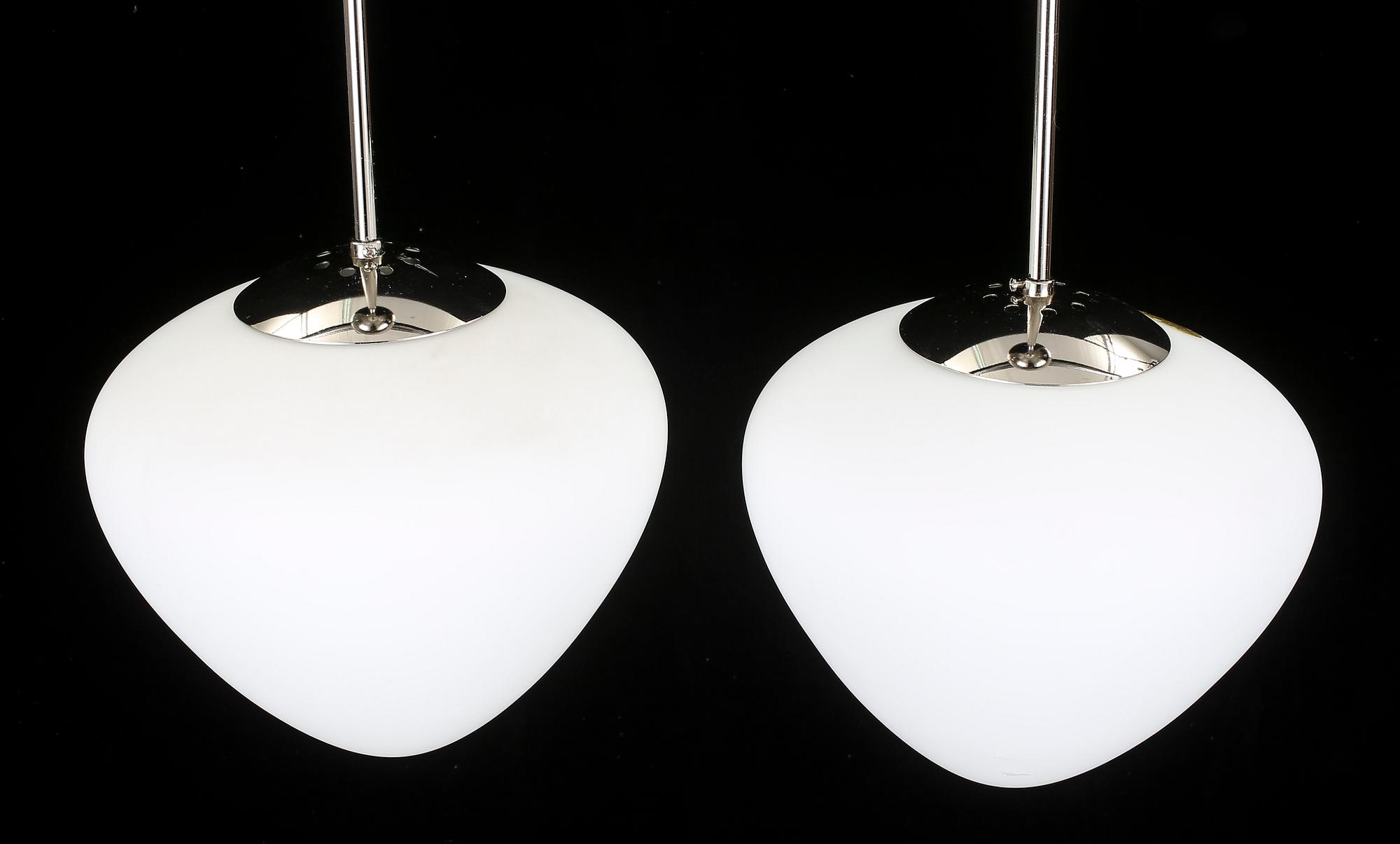 TAKLAMPOR, ett par, Laurel lamp modell 6032, 1900-talets mitt. Märkta Made in Sweden. Höjd 48 cm.