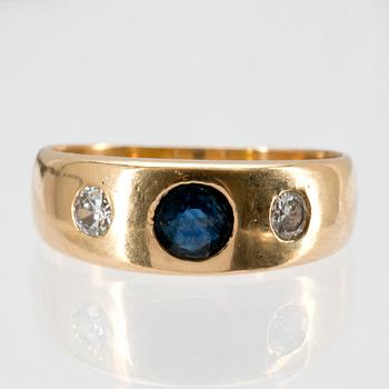 RING, 18k guld med safir samt briljantslipade diamanter ca 0,20 ct. Vikt ca 6,0 g.