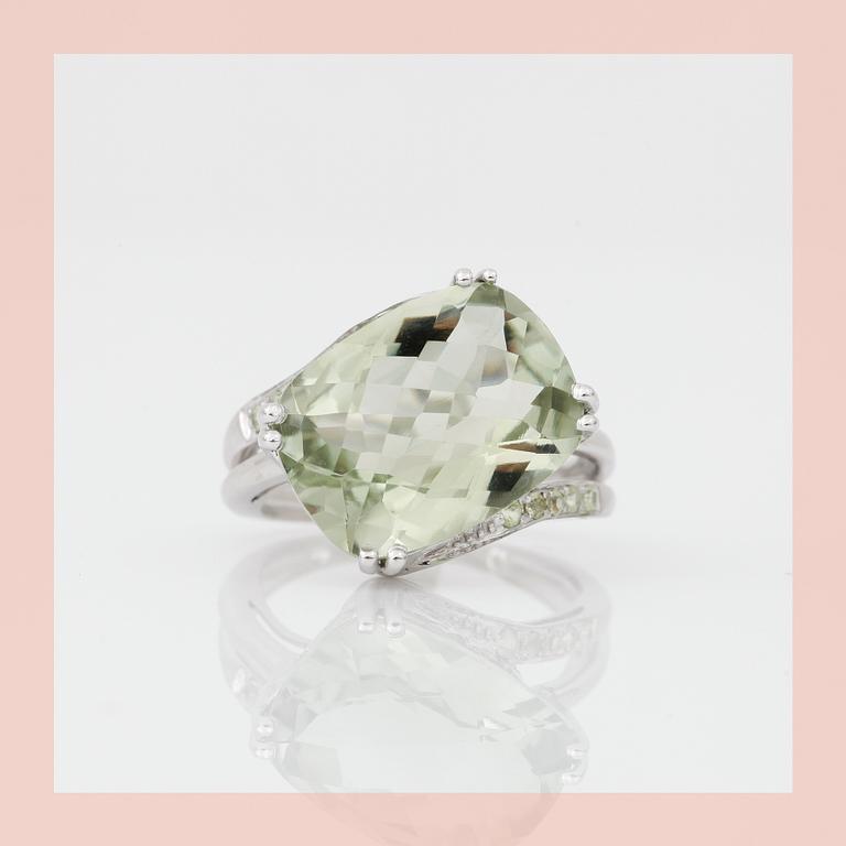 RING med prasiolit totalt ca 6.30 ct samt diamanter totalt ca 0.12 ct.