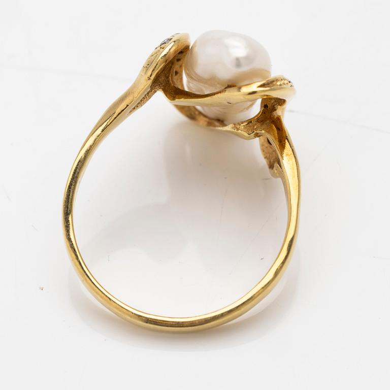 18K gold ring with pearl and diamonds.