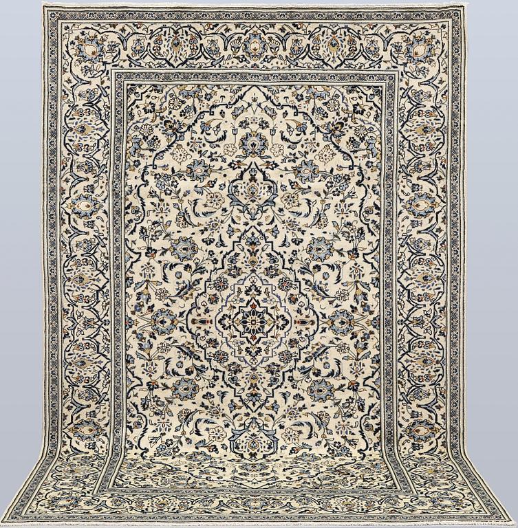 A Keshan carpet, approx. 302 x 203 cm.