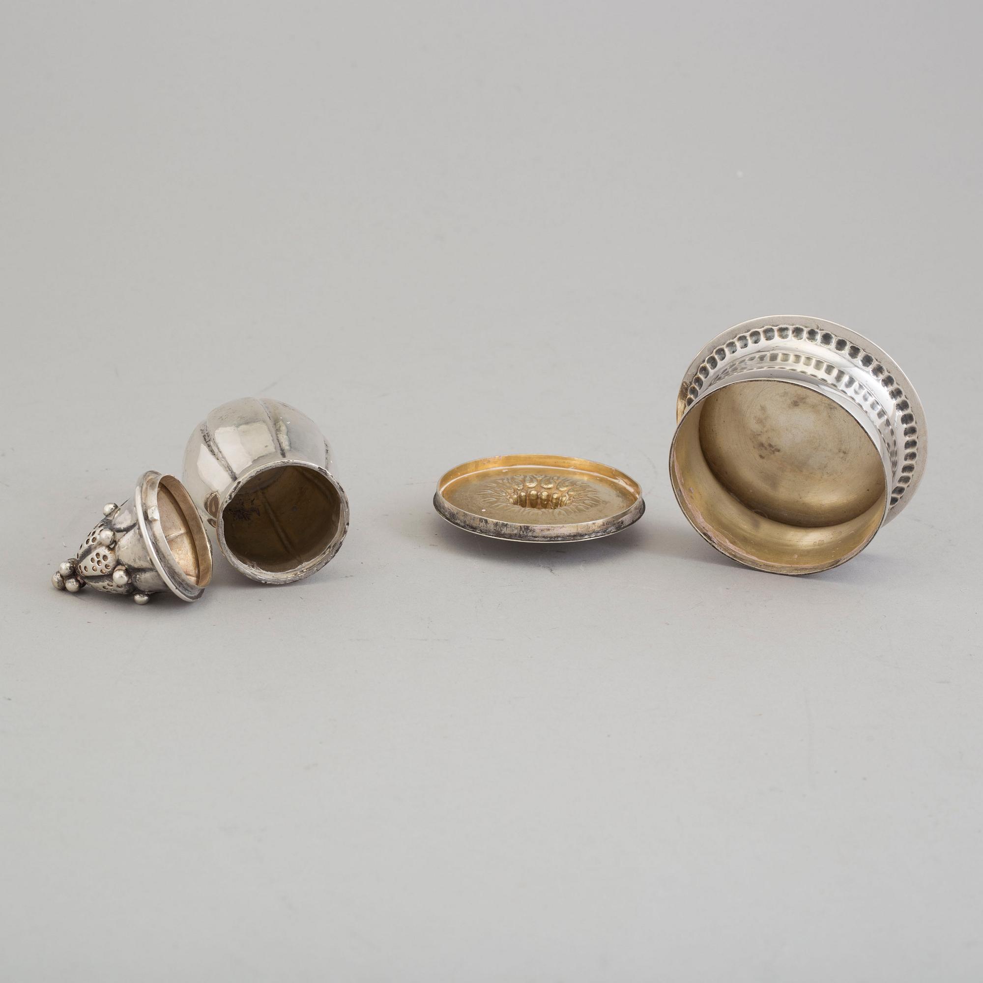 ANDERS NILSSON, dosa samt pepparströare, silver, jugend, Lund, 1913 och 1922.
