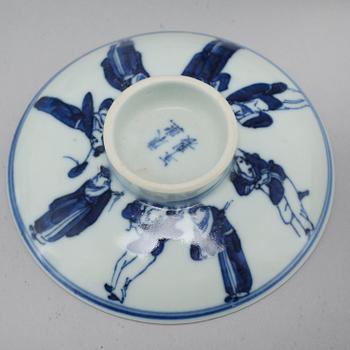 Three pieces of chinese porcelain from China, 18th to 20th century.