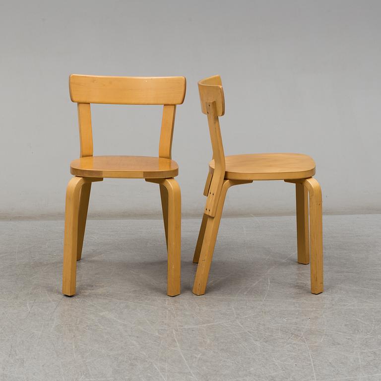 ALVAR AALTO, bord samt två stolar modell 69, Artek.