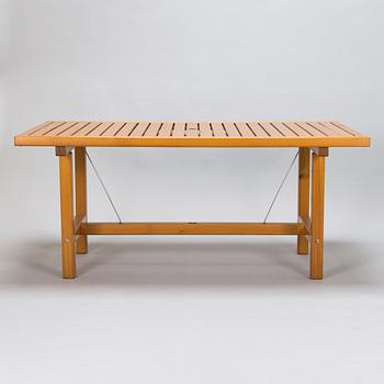 Elsa Stackelberg, a garden table and a pair of garden chairs, Fri Form, Edsbruk, Sweden, late 20th century.