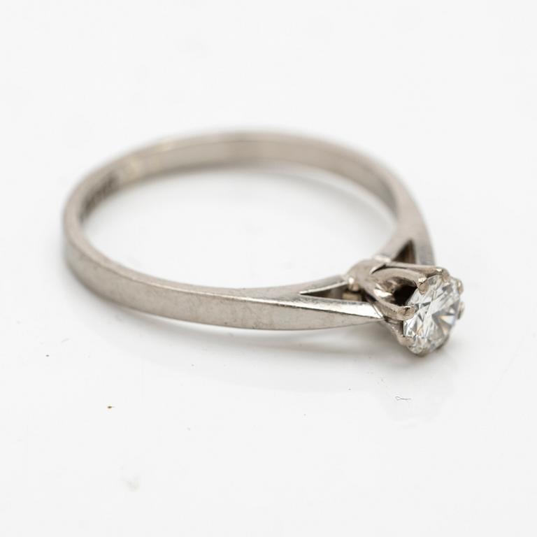 Solitaire ring in 18K white gold with one diamond.