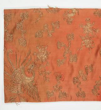 ROCK, broderat siden, höjd 131 cm, Kina sen Qingdynasti (1644-1912).