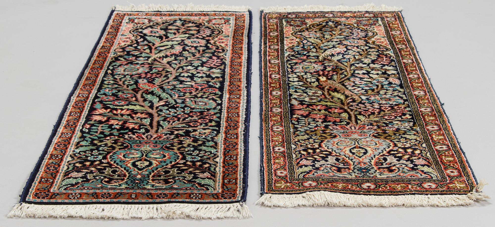Mattor, 2 st snarlika, silke på bomullsvarp, Kashmir. Ca 119 x 39 cm och ca 123 x 40 cm.