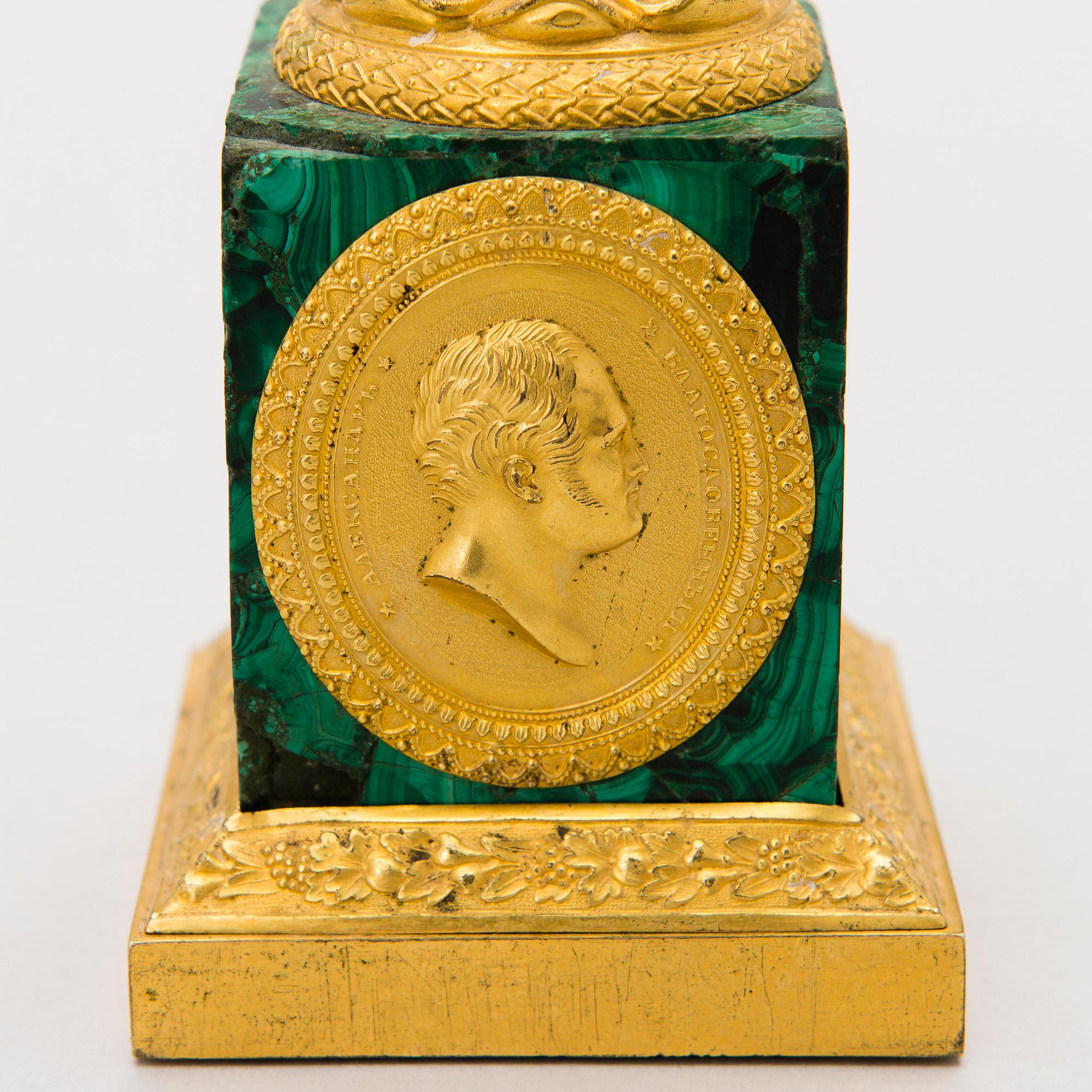 KLOCKSTÄLL, förgylld brons och malakit, Ryssland, 1800-talets första hälft.