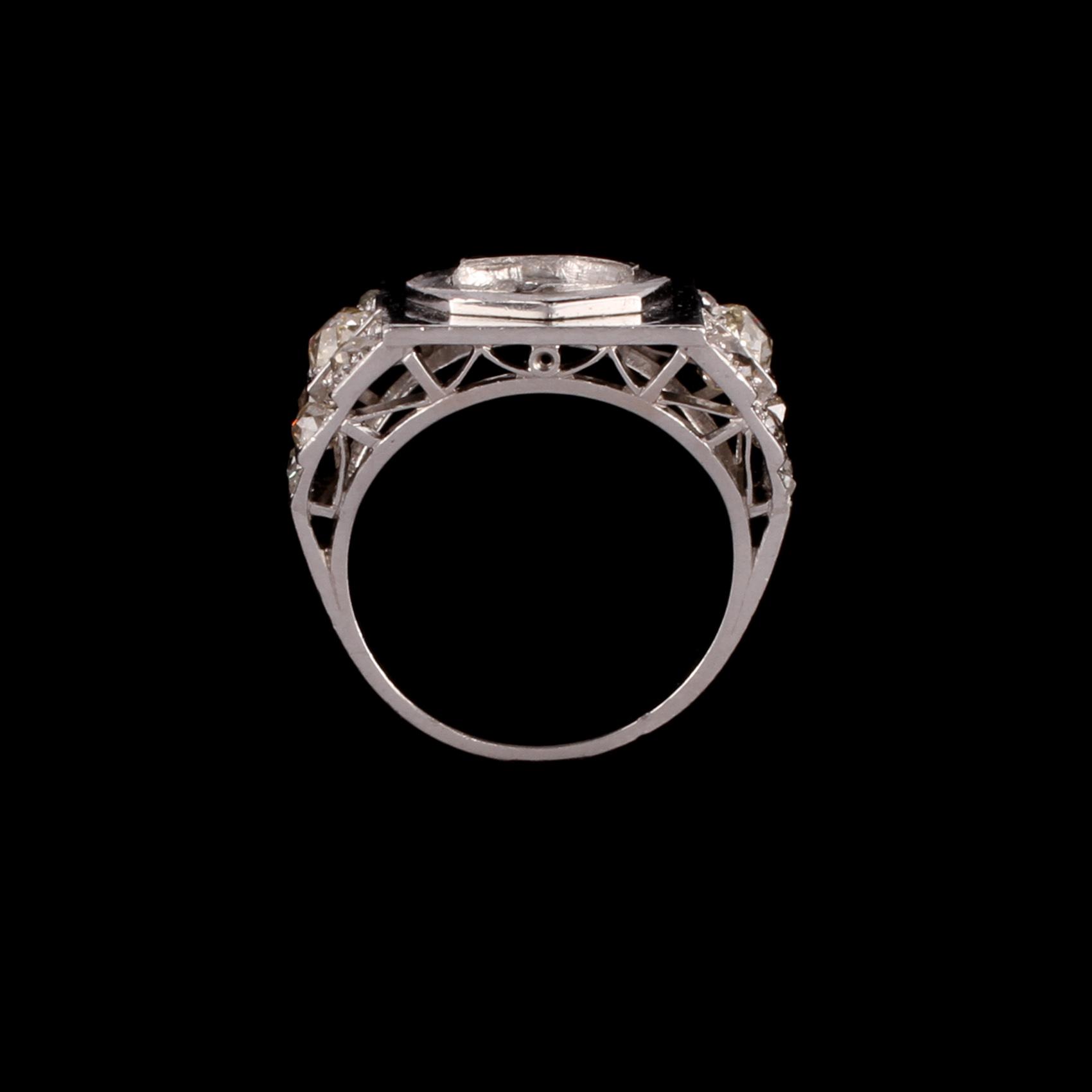 RING, 18k vitguld med rosenslipade och äldre briljantslipade diamanter. Vikt 12 g.