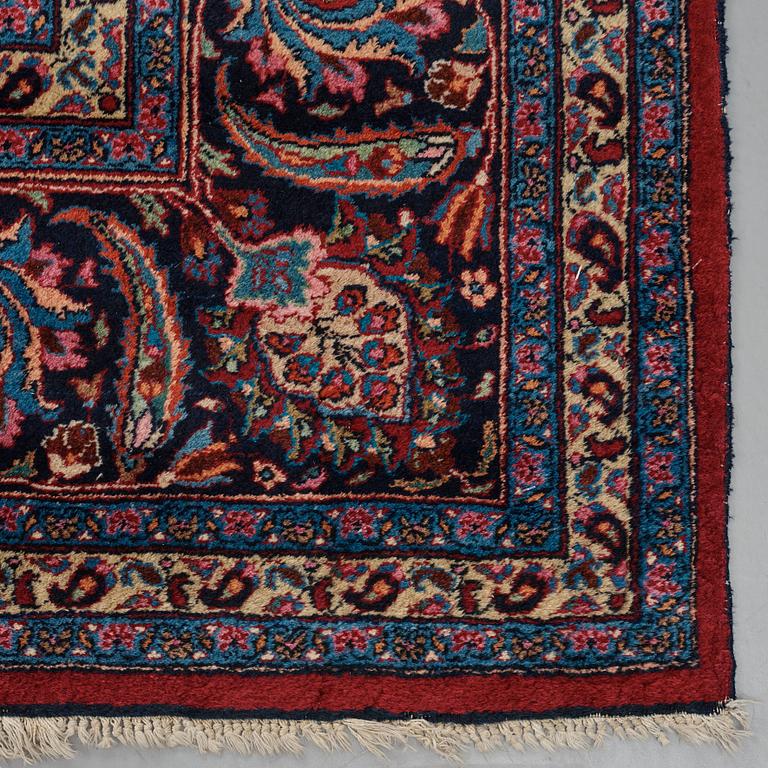 A carpet, Old Mashad, ca 423,5 x 304 cm.