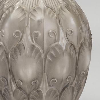 CHARLES GRAFFART OCH RENÉ DELVENNE, a signed Girofla Luxval glass vase for Val St Lambert ca 1935.