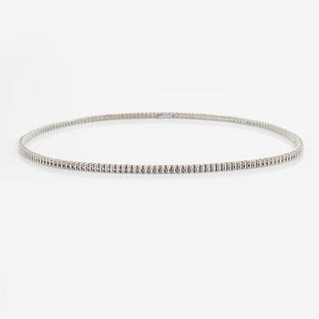 Tennishalsband, 14K vitguld, diamanter ca 5.52 ct tot. Med AIG-certifikat.