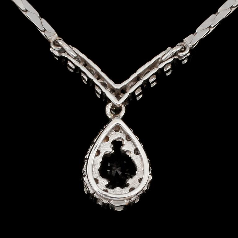 COLLIER, 18k vitguld med fasettslipad blå safir samt 21 briljantslipade diamanter, tot 0.70 ct. Vikt 14 g.