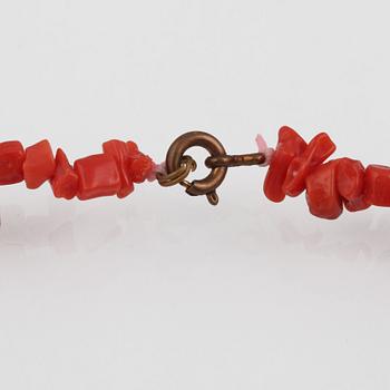 COLLIER, korall, med lås i metall.