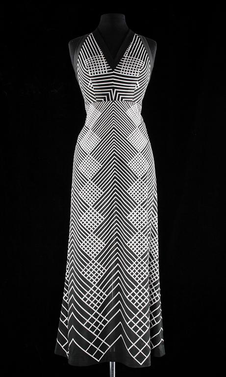 A black and white longdress by Louis Scherrer.