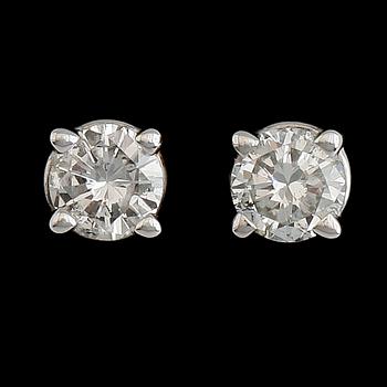 ÖRHÄNGEN, 1 par, 14 k vitguld. Briljantslipade diamanter tot ca 0.33 ct.