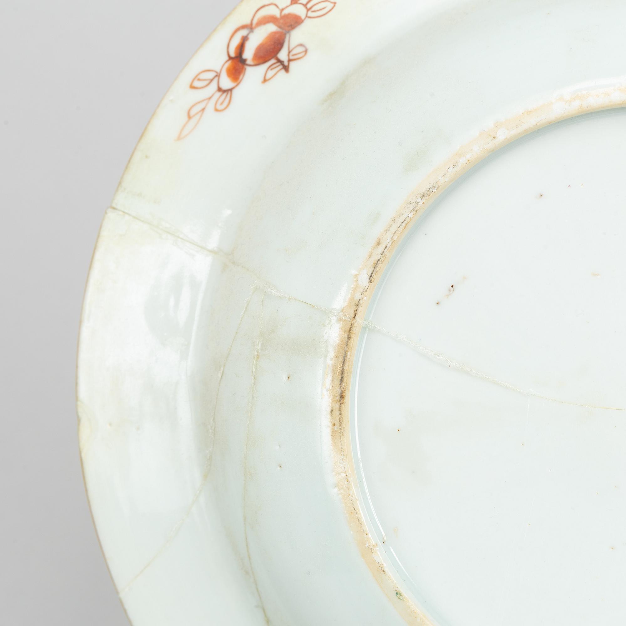 A set with four famille rose dinner plates, Qing dynasty, Qianlong (1736-95). (2+2).