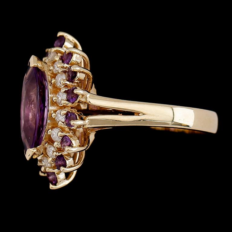 RING, 14 k guld, ametist och briljantslipade diamanter. Vikt ca 6 g.