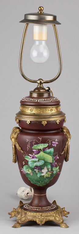 BORDSLAMPA, 1800-talets andra hälft. Nyrenässans.