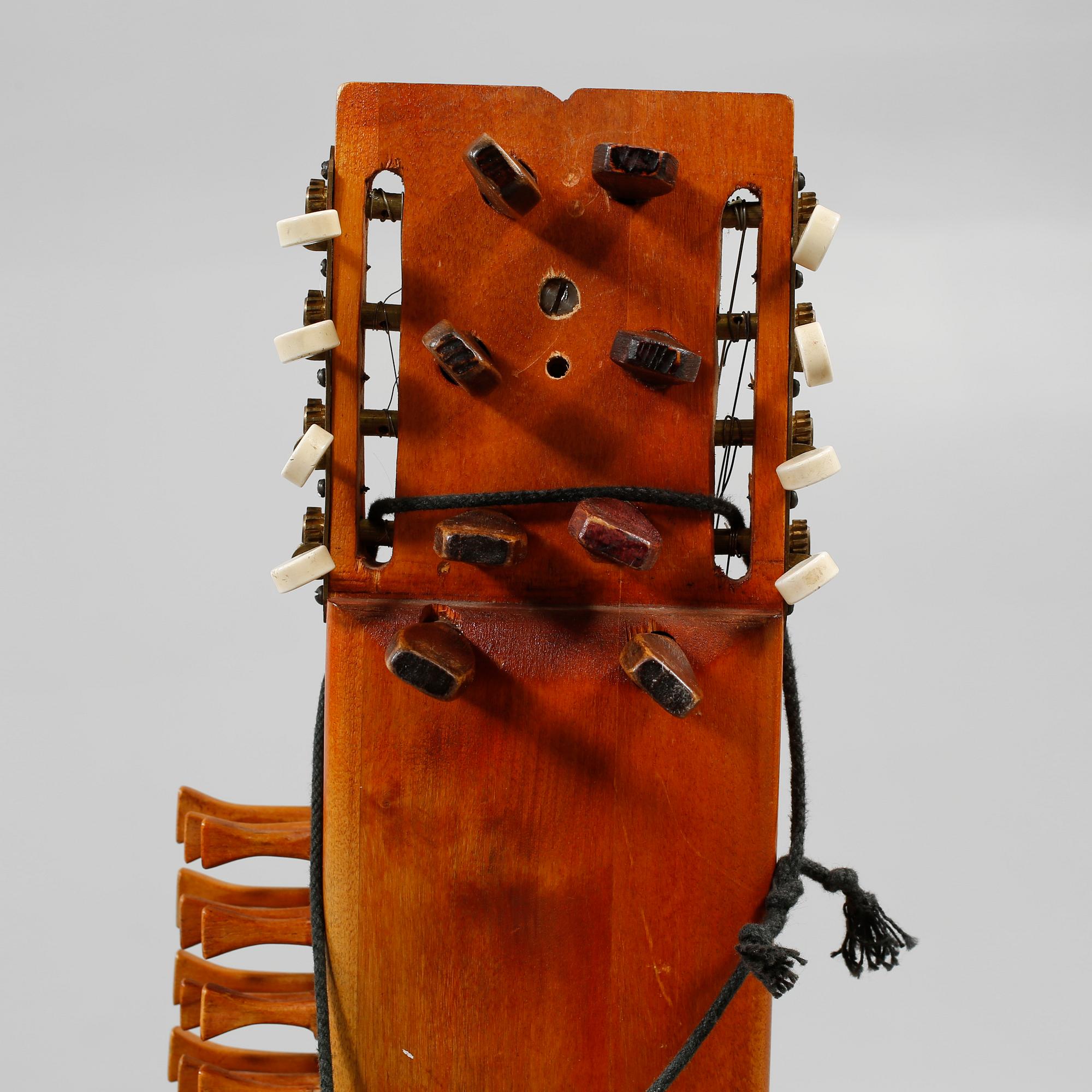 NYCKELHARPA, 1900-talets andra hälft.