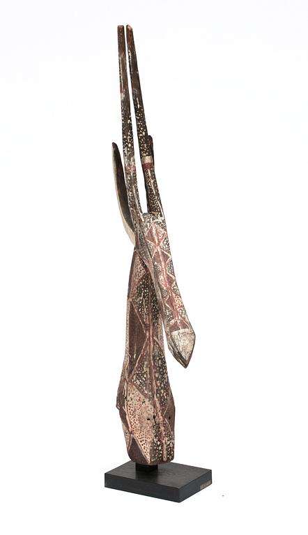 HUVUDPRYDNAD. Stiliserat giraffhuvud. Polykromt bemålat trä. Bobo-stammen. Nuvarande Burkina Faso, omkring 1940. Höjd 118,5 cm.