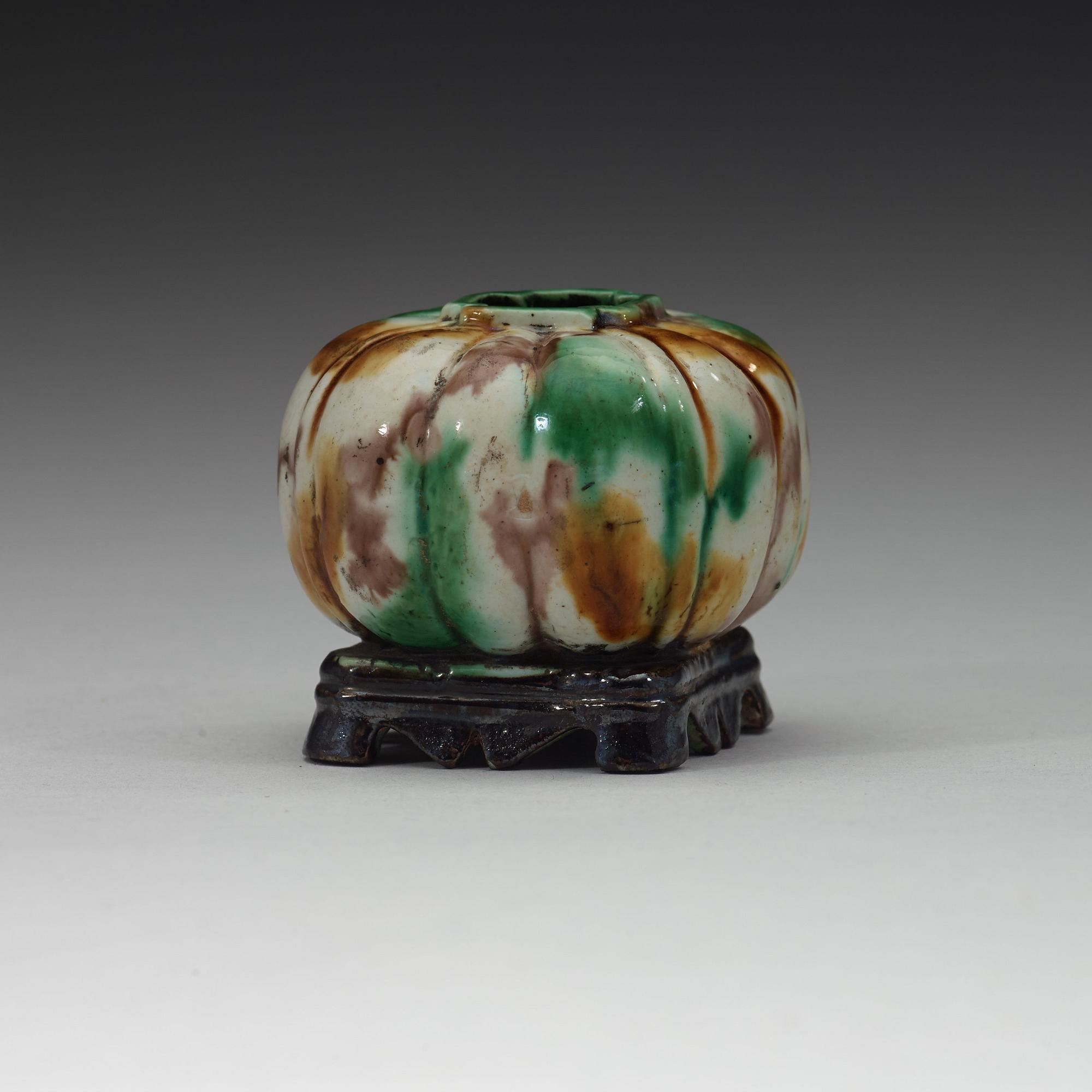 PENSELBAD, porslin. Qingdynastin, 1800-tal.